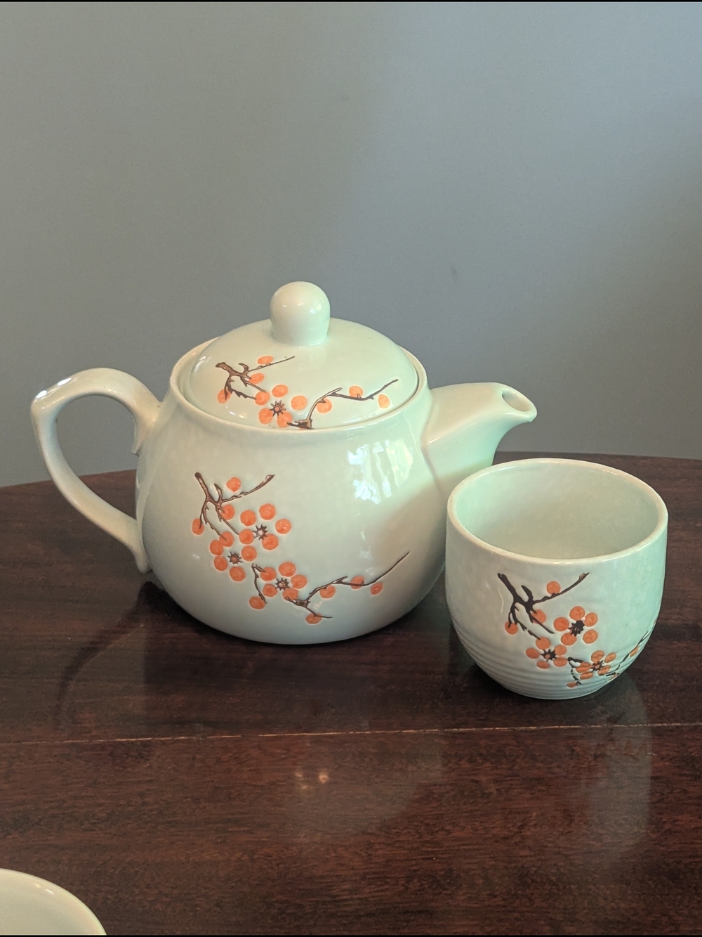 Embossed Porcelain Tea Pot With Fitted Stainless Steel Mesh Infuser And Teacup